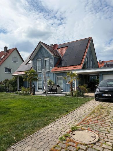 Well-maintained wooden house  200m², 8 rooms, 4 bathrooms and particularly energy-efficient building services – Photo 1