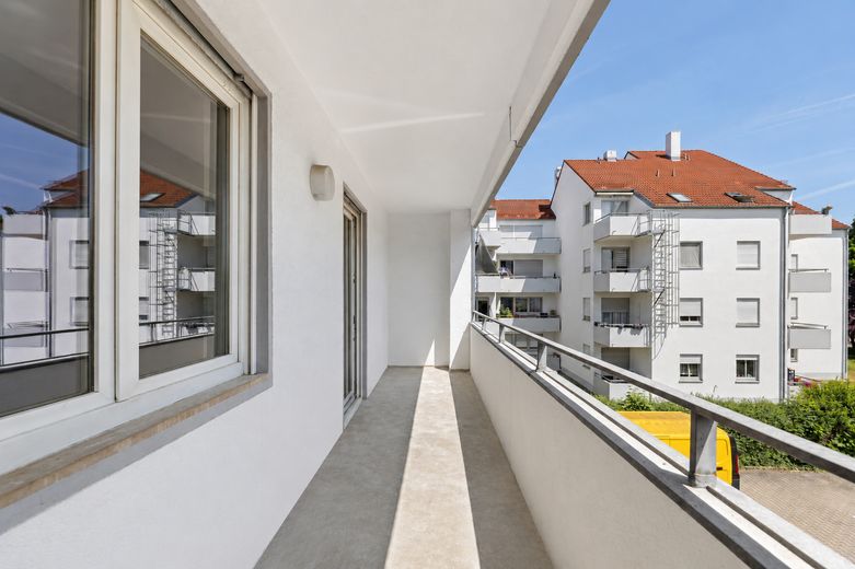 PROVİZYONSUZ: otopark yeri ve 2 balkonlu, tamamen yenilenmiş 3 odalı daire, mükemmel konumda! – Balkon