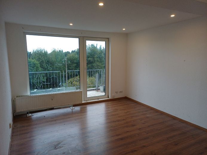 Dortmund-Kirchlinde’de güney balkonlu güzel, yenilenmiş 2 odalı daire 1.11.26 tarihinden itibaren kiralık – Wohnzimmer mit Südbalkon