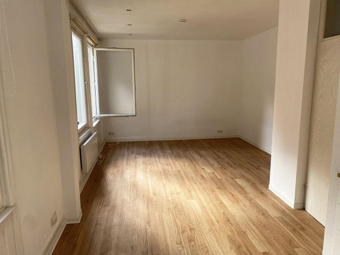 1-Zimmer Altbau-Apartment in bester Citylage - Provisionsfrei – Wohn- und Schlafzimmer