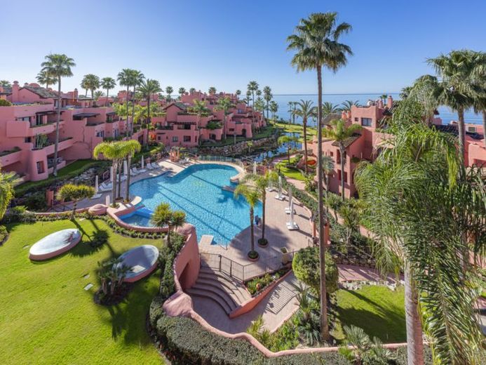 Vollständig möbliertes Duplex-Penthouse in erster Strandlinie in Cabo Bermejo, Estepona – Foto 1