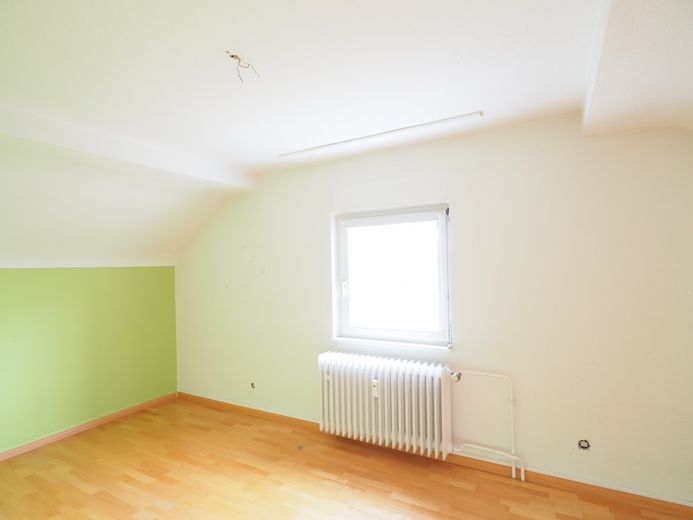 Provisionsfrei! Gut vermietete 2-Zimmer-DG-Wohnung mit Balkon in ruhiger Ortsrandlage von Sasbach – Schlafzimmer