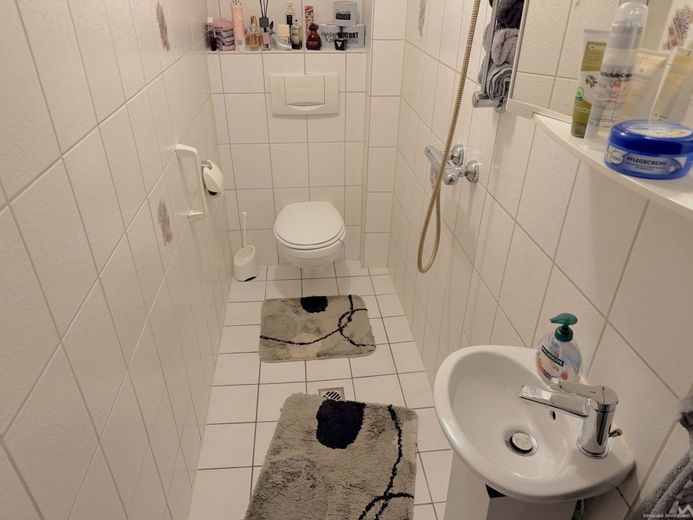 Gepflegtes Einfamilienhaus für große Familien oder zwei Wohnungen mit großem Garten – WC OG