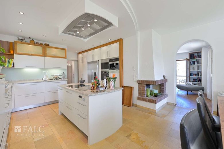 Exklusive Landhaus-Idylle mit unverbaubarem Blick ins Ampermoos – EG Küche Blick Wohnen
