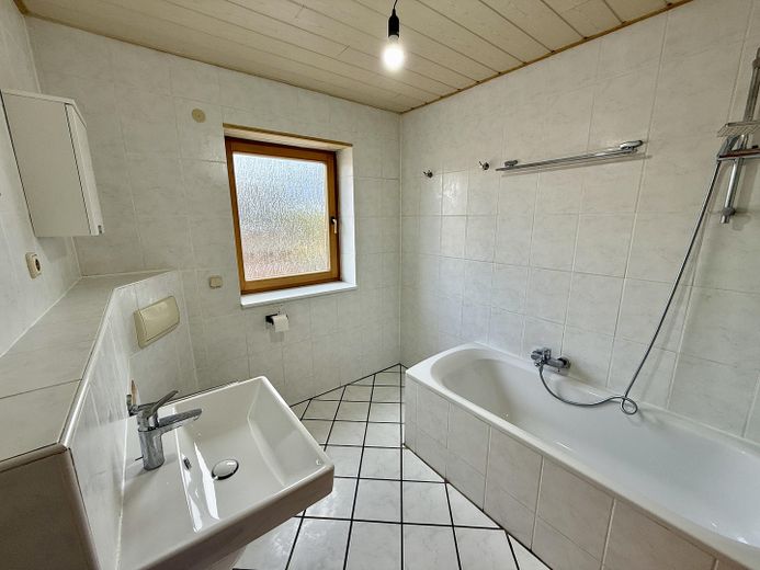 Bezugsbereit: 4-Zimmer Eigentumswohnung mit Balkon in ruhiger Lage in Keldenich – Badezimmer