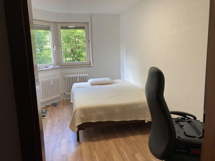 Möblierte 73m² Wohnung mit Balkon und Tiefgarage in ruhiger, zentraler Lage für Familien & Pendler – Foto 1