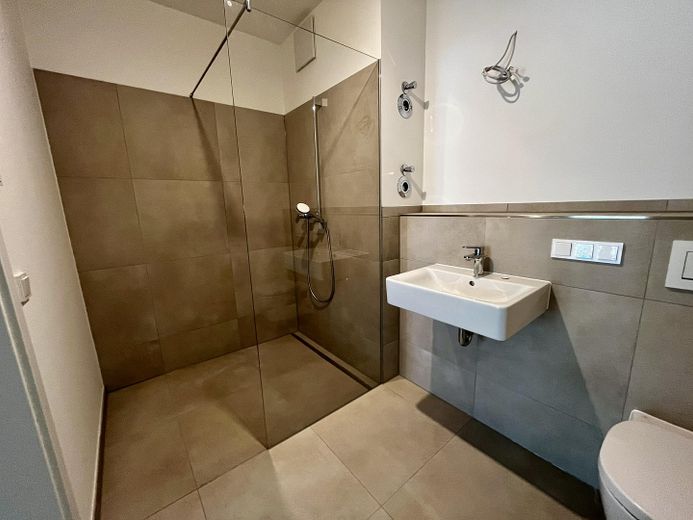 Lichtdurchflutete 4-Zimmer-Wohnung mit Südbalkon in den Wolf Höfe – Badezimmer 