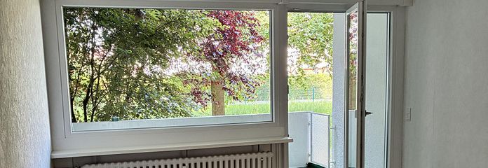 Wohnzimmer mit Balkon