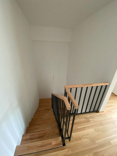 Lichtdurchflutete Neubau 3,5-Zimmer Maisonettewohnung: Loft-Charakter in zentraler Lage – Treppe