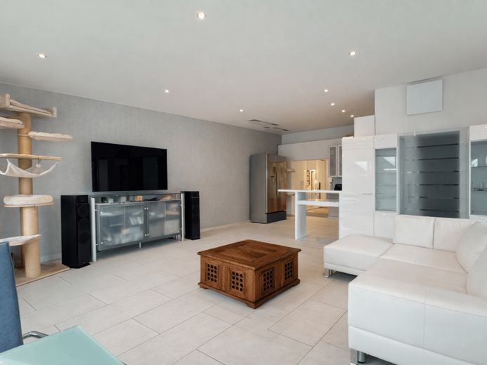 Modernisierte Doppelhaushälfte auf ca. 846 m² Grundstück mit außergewöhnlich niedrigem Erbbauzins – EG Wohnzimmer Blick Küche
