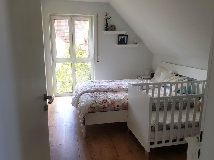 Світла 4-кімнатна мезонет-квартира у Фюрті, бл. 111 м² житлової та корисної площі, балкон, ліфт і підземний гараж, без комісії – Schlafzimmer