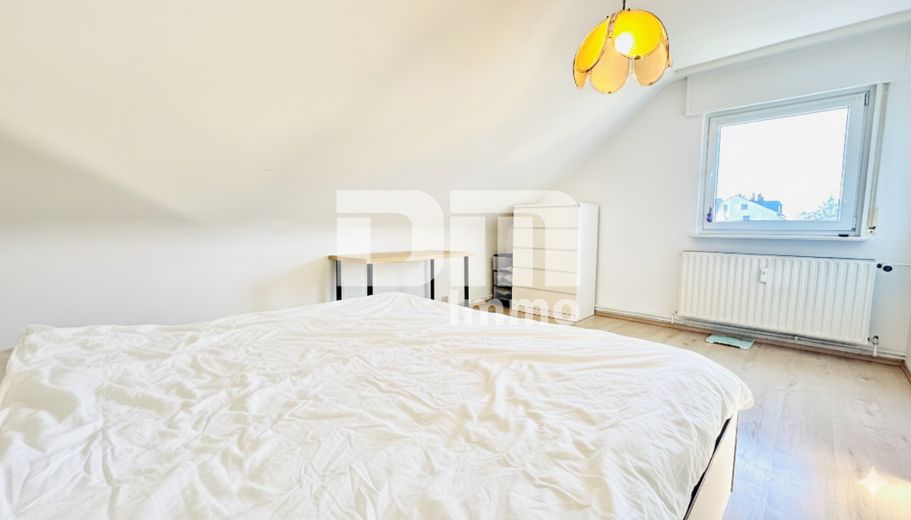 Kompakte Dreizimmer DG Wohnung in gepflegtem Dreifamilienhaus in gesuchter Lage – Wohnzimmer / Aktuell als Schlafzimmer genutzt