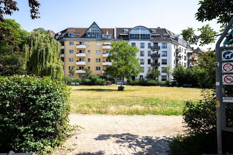 Provisionsfrei: Am Cosimaplatz in Friedenau, 2.5 Zimmer Altbau mit Balkon im 3.OG, Fernwärme – Der Cosimaplatz