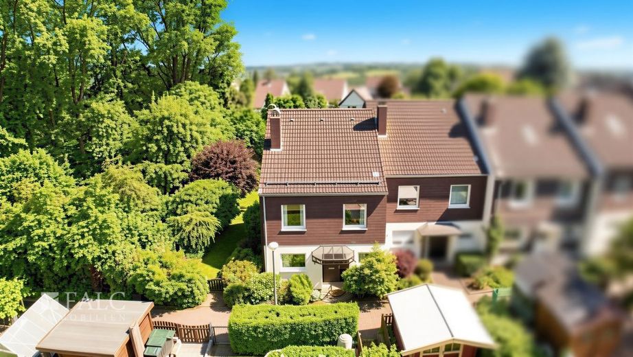 Familienglück im Grünen: Reihenendhaus mit Garten, Garage und viel Platz in Remscheid-Lüttringhausen – Vorderansicht