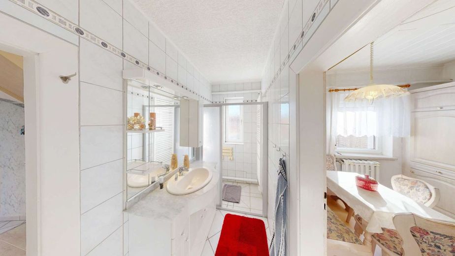 Behagliches Einfamilienhaus mit Balkon, Kamin &amp; Nebengebäude - perfekt für ruhiges, zentrales Wohnen – Badezimmer