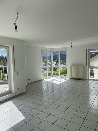 Aantrekkelijk, pas gerenoveerd 3-kamerappartement op een gewilde hoger gelegen locatie met onbelemmerd weids uitzicht – Lichtdurchflutetes Wohnzimmer