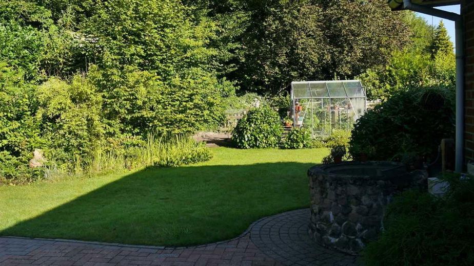 Garten mit Gewächshaus