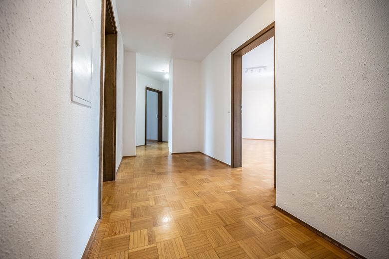 Lichtdurchfluteter Wohnkomfort in Uni-Bestlage – 90 m² mit 3 Balkonen & TG-Stellplatz – Flur