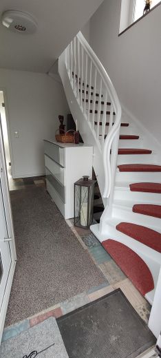 Domaine rural isolé avec infrastructure autonome – 4 ha, fonctionnement en îlot, autosuffisance | Sans agent immobilier – Flur EG und Treppe ins OG