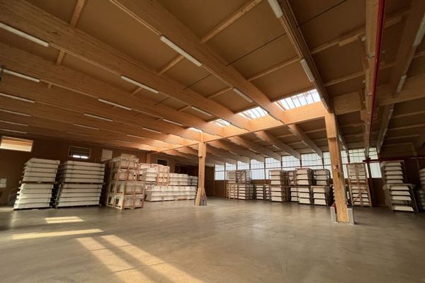 Storage/production hall with crane runway in Rehau - approx. 1,024 m² production area - 150 m² office and social rooms on the upper floor