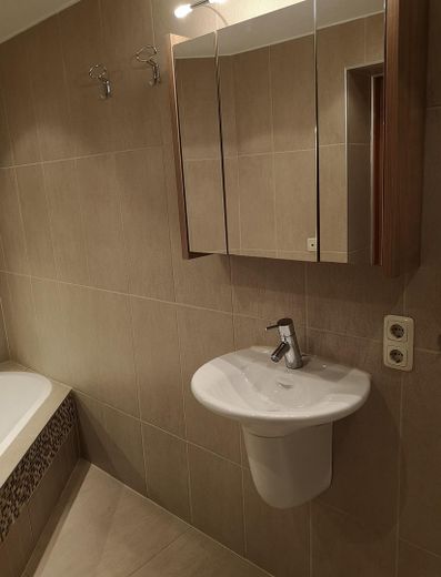 Zadbany dom dwurodzinny w Bingen-Stadt z wewnętrznym dziedzińcem i garażem – Zdjęcie 9