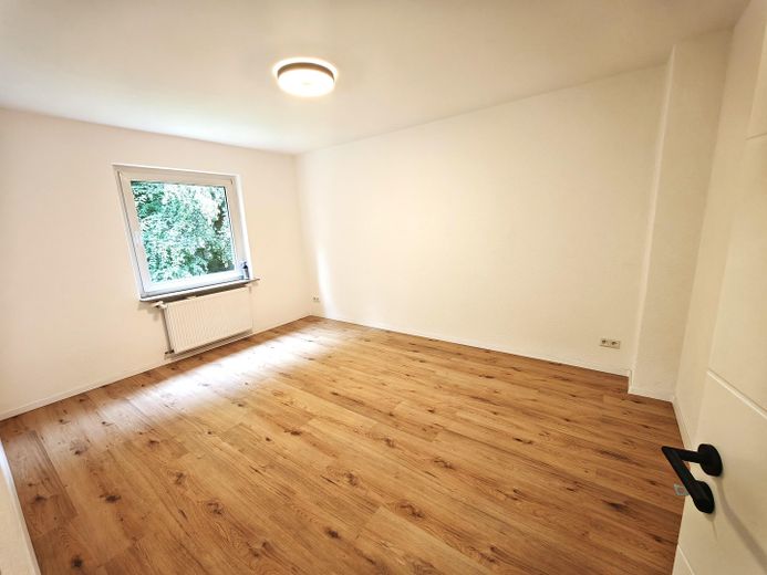 Vacant 2-room apartment | freshly renovated | raised ground floor | garden view | no commission – Foto 2