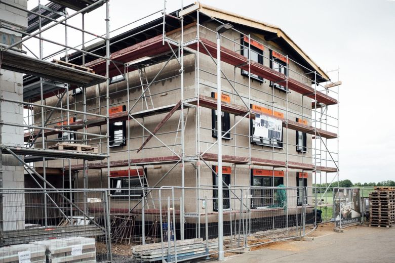 Exklusive Neubau-Doppelhaushälfte in Feldrandlage – modernes Wohnen in Niederzier – Stellplätze und Eingang