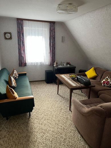 „Omas Häusle“, sofort verfügbar, mit großem Garten, schöner Lage und reichlich Potential ! – Wohnzimmer OG