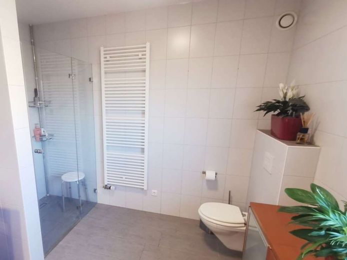 Przyszłość spotyka komfort - geotermia, fotowoltaika i luksusowe wyposażenie w spokojnej lokalizacji – Badezimmer mit Dusche und WC