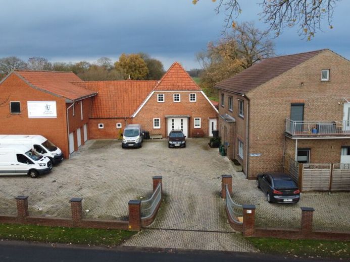 Erneut stark reduziert ! Mehrfam.-haus mit 3 Gebäuden – ideal für Wohnen, Arbeiten oder Vermieten – Foto 1