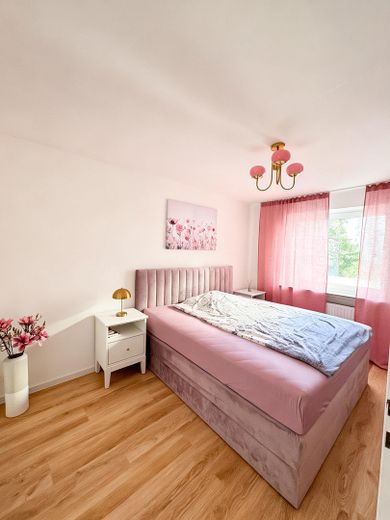 Provisionsfrei: 2-Zi-Wohnung in Rheinnähe mit modernisiertem Bad & Perspektive zur Eigennutzung – Schlafzimmer 