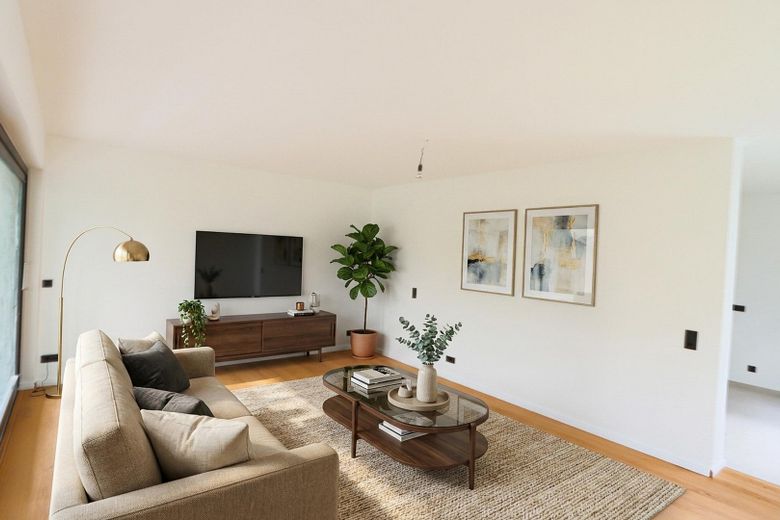 Erstbezug nach Sanierung: Barrierearme 2-Zimmer-Wohnung, Balkon & Tiefgarage in Bestlage Iserlohns – Wohnzimmer möbliert