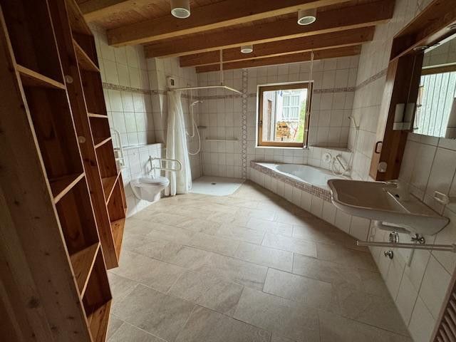 casa residenziale di alta qualità nel comune di Illmensee! - ascensore!! - 3 aree abitative!!! – barrierefreies Badezimmer