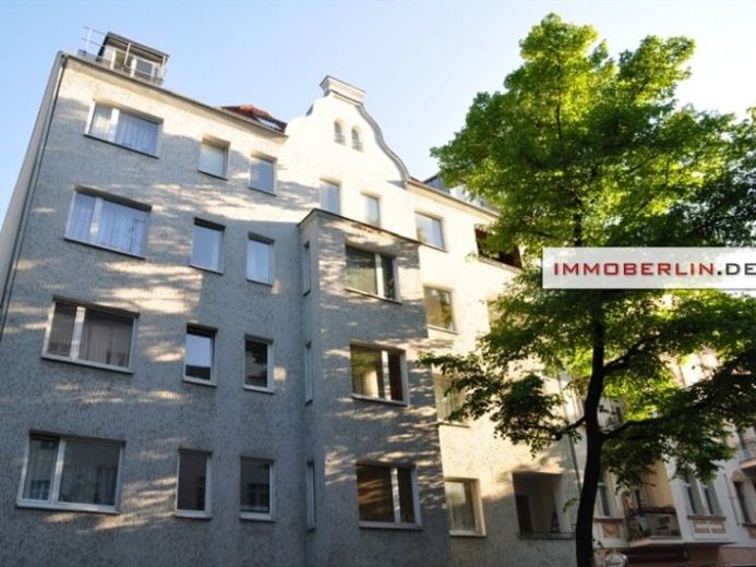 IMMOBERLIN.DE - Gepflegte Stuck-Altbauwohnung mit Loggia in Trendlage beim Tempelhofer Feld – Foto 1