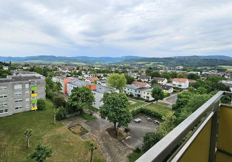 Appartamento di 3 locali completamente ristrutturato con vista panoramica, cucina componibile e garage – Aussicht