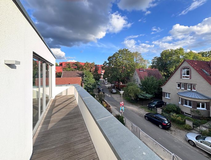 Vistas despejadas de 180° al Spree y vistas a zonas verdes - ático tipo maisonette en casa de tres viviendas – DG - Terrasse zur Straße