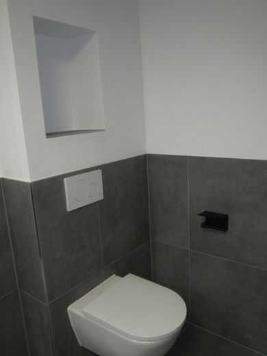 Neubau 2,5-Zimmer-Wohnung 2. OG in Herrenberg mit Küche, Garage, Wallbox, gehobene Ausstattung – WC Bad