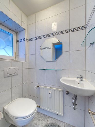 Provisionsfrei - Doppelhaushälfte mit traumhaftem Garten in absolut ruhiger Lage in Großhadern – Gäste-WC