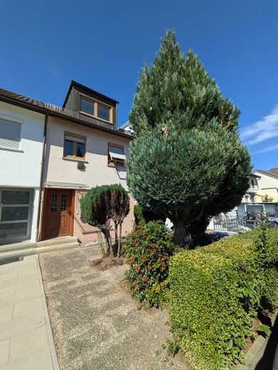 Maison mitoyenne intermédiaire à rénover dans un quartier calme – Sans commission ! – Hauseingang