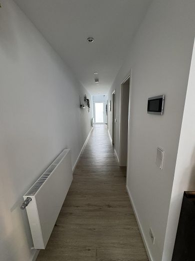 Otwarta mieszkanie 3,5-pokojowe na trzech poziomach – Flur EG Ri. Eingang