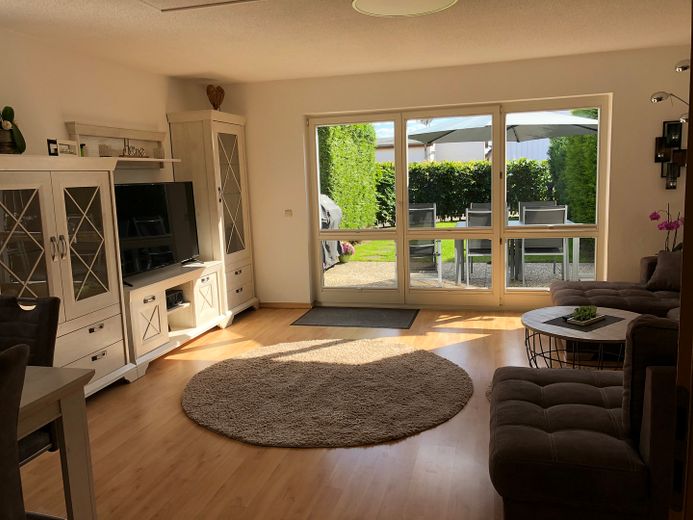 झील के किनारे शांत आवास: 17111 Sommersdorf में बगीचे वाला सुंदर पंक्ति-घर – Wohnzimmer