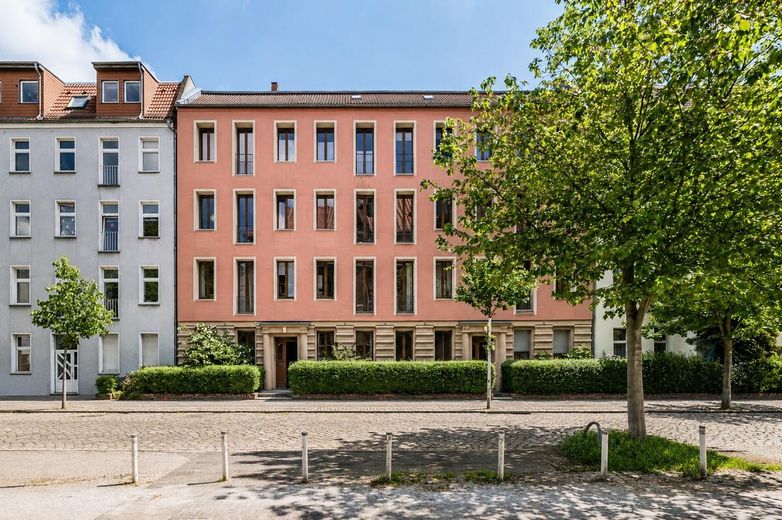 Il fascino di un edificio d’epoca incontra la gioia di un giardino: due locali e circa 57 m² di oasi verde tutta per voi! Libero da subito! – Foto 3