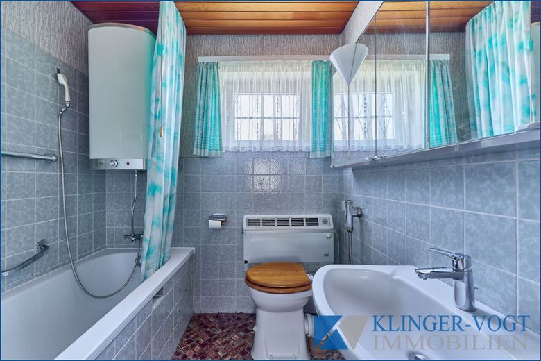 Sanierungsbedürftige Doppelhaushälfte mit Garten, Balkon und Garage – Badezimmer