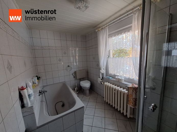 Wohnen mit Perspektive in Wulfen - Einfamilienhaus mit Garten, Garage und Raum für Ihre Ideen – Badezimmer Erdgeschoss