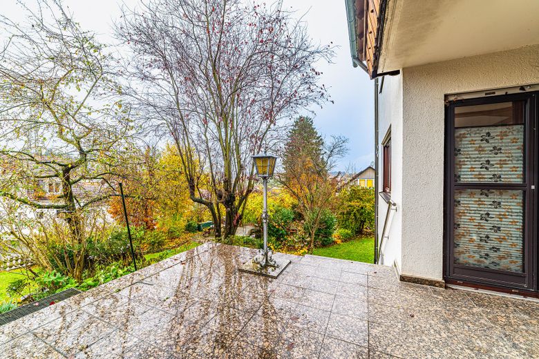 Zweifamilienhaus in Massivbau mit großem Garten in ruhiger Lage – EG Terrasse