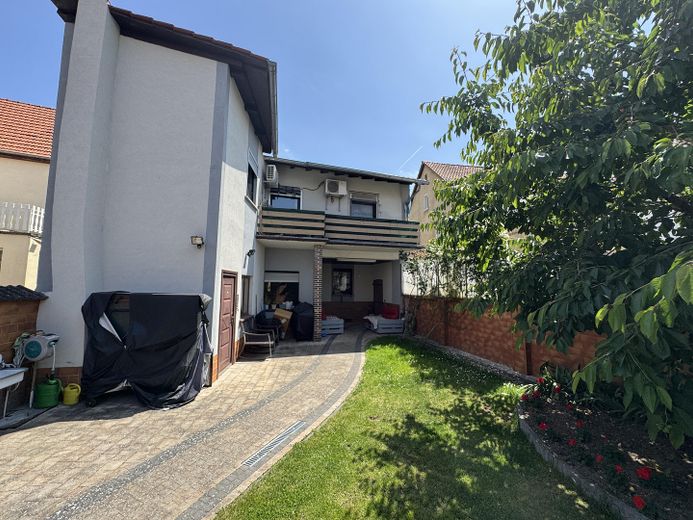 Gartenansicht von der Garage
