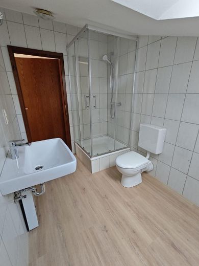 Renovated 2-room attic apartment with high-quality fitted kitchen in a central location in Iserlohn – Badezimmer
