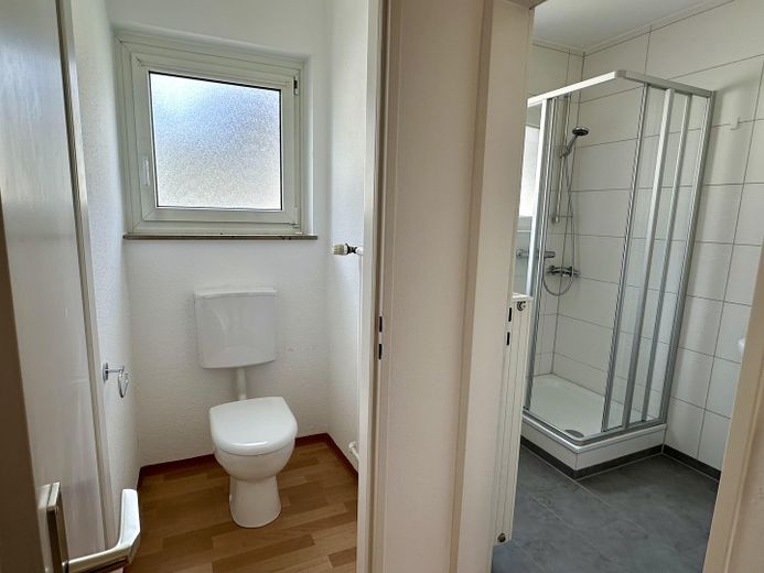 Frisch renovierte 2,5-Zimmer-Wohnung mit Blick ins Grüne in Erlenstegen – Bad und separates Wc