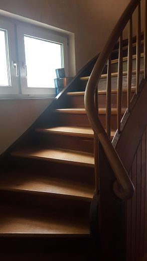 Doppelhaushälfte zentral, und doch im Grünen – Treppe zum 1. Stock