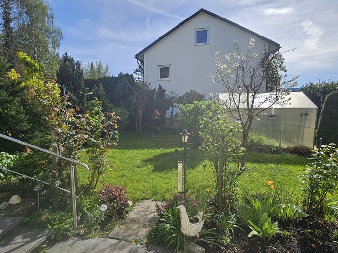 Garten mit Gewächshaus